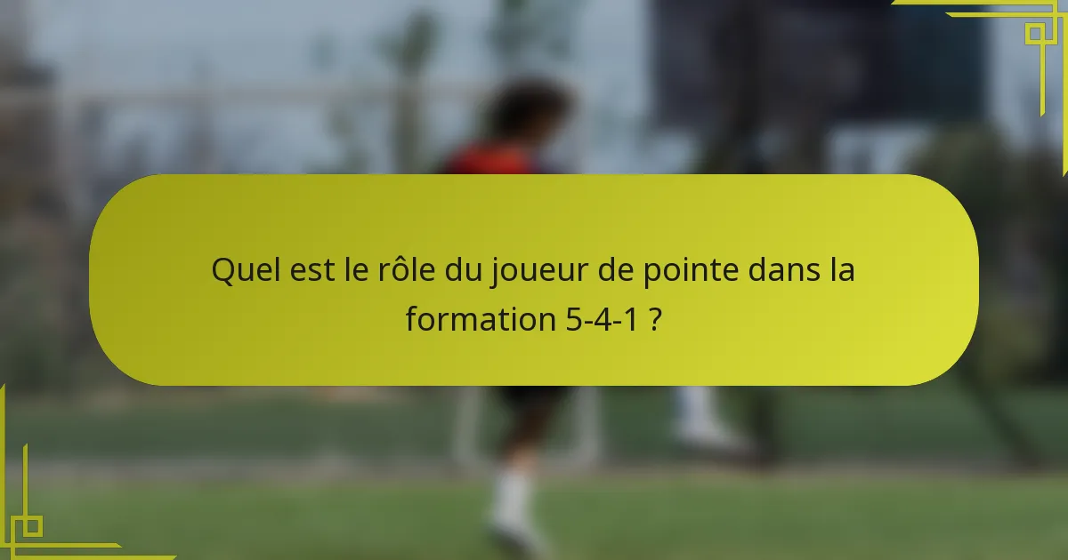 Quel est le rôle du joueur de pointe dans la formation 5-4-1 ?
